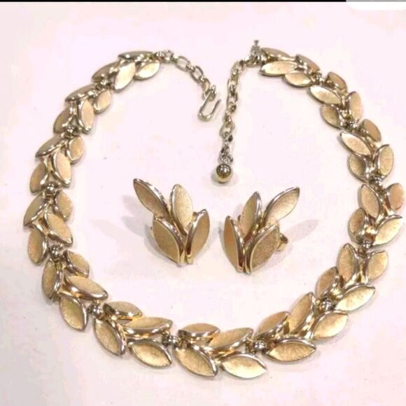 Vintage Gold Tone Crown Trifari Signed Leaf Necklace, Earrings Set - Picture 1 of 14